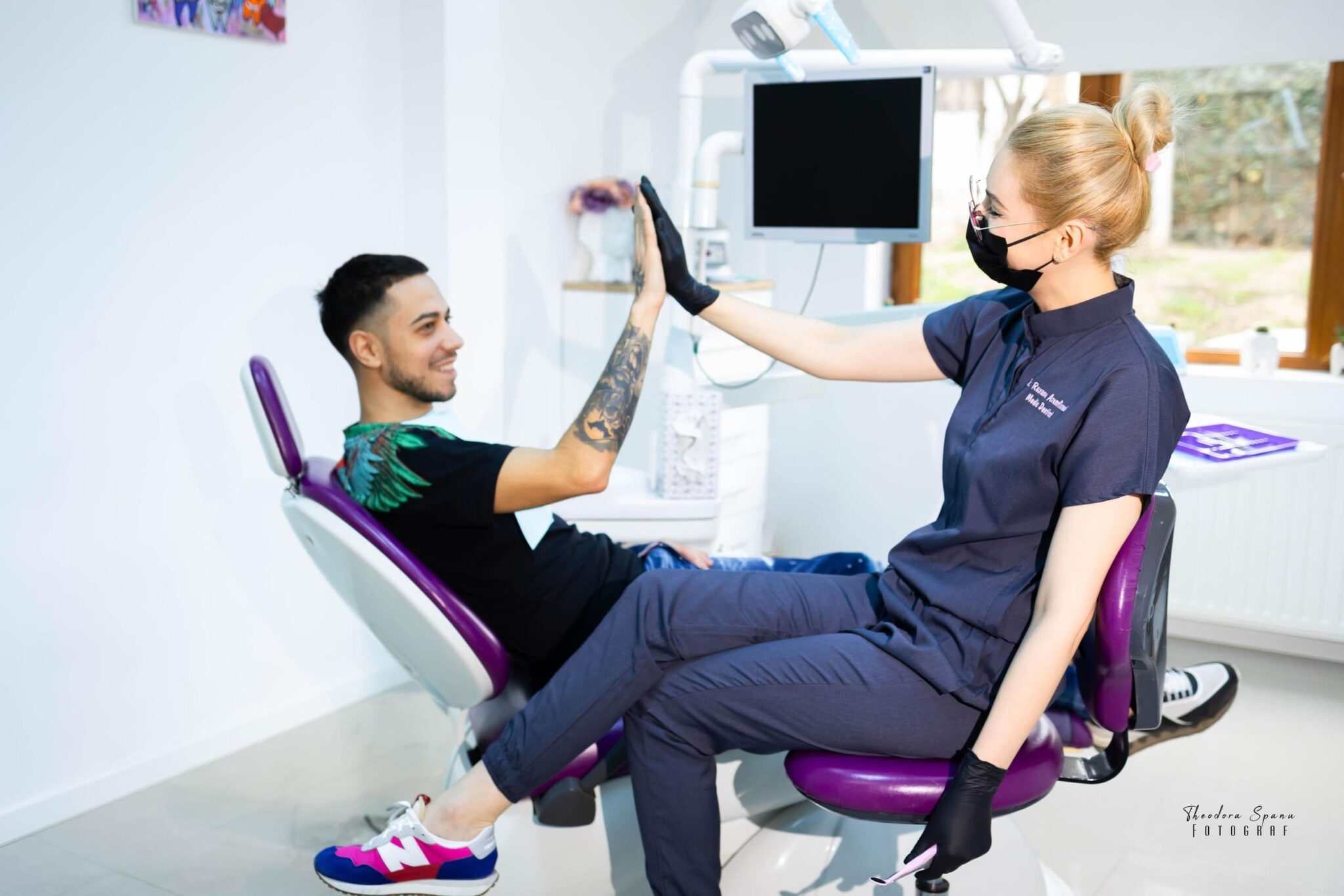 Echipa R Dent alături de un pacient, oferind îngrijire stomatologică de calitate.